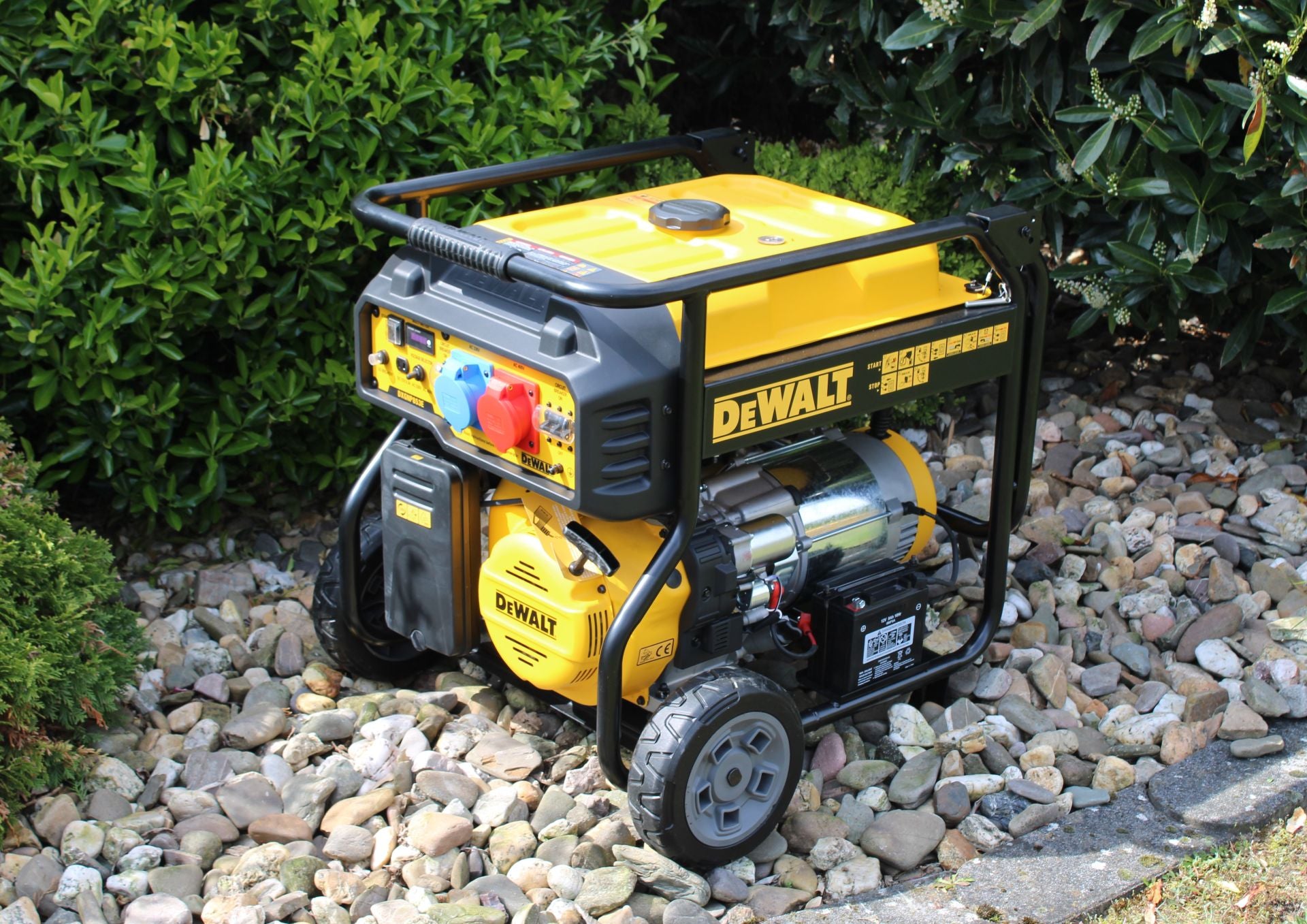 10,6 kVa Benzin AVR Stromerzeuger DeWalt 230V & 400V DXGNP853E