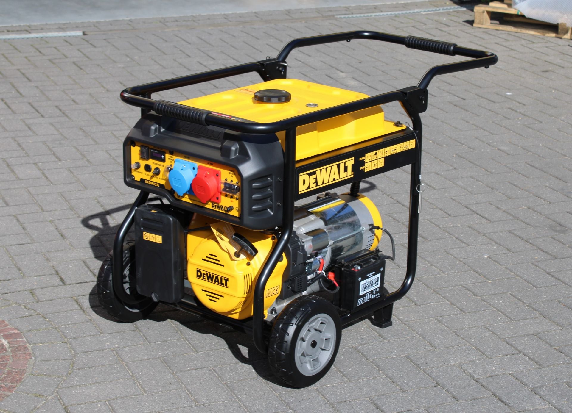 10,6 kVa Benzin AVR Stromerzeuger DeWalt 230V & 400V DXGNP853E