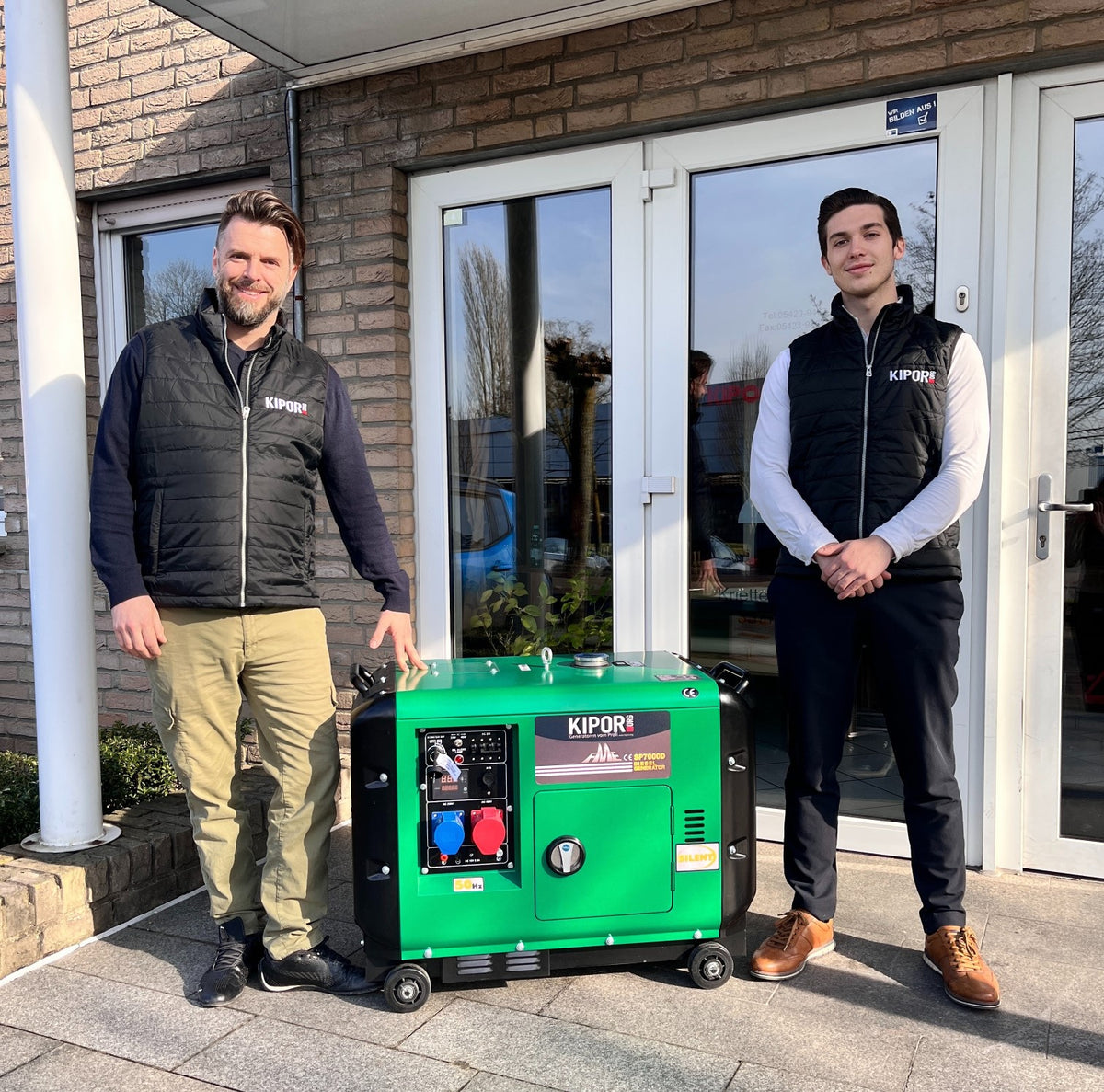 Die Geschäftsführer Alexander und Tizian Harlinghausen mit einem FME SP7000D Stromerzeuger
